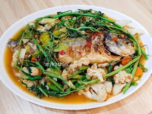 Cà ri chua với cá chiên kiểu Thái (แกงส้มแป๊ะซะ)