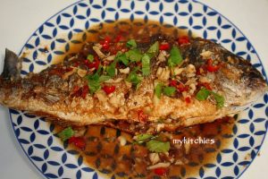 Cá chiên sốt tỏi ớt kiểu Thái ( Pla Rad Prik  ปลาราดพริก)