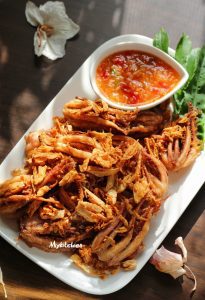 Mực chiên giòn cháy tỏi kèm nước chấm – Fried squid with garlic