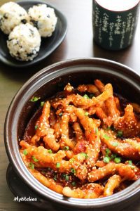 Chân gà sốt cay Hàn Quốc Dakbal kèm cơm trộn rong biển