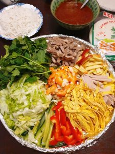 Gỏi cuốn kèm nước chấm tương đen