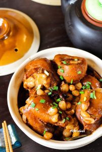 Móng giò hầm lạc và chao đỏ